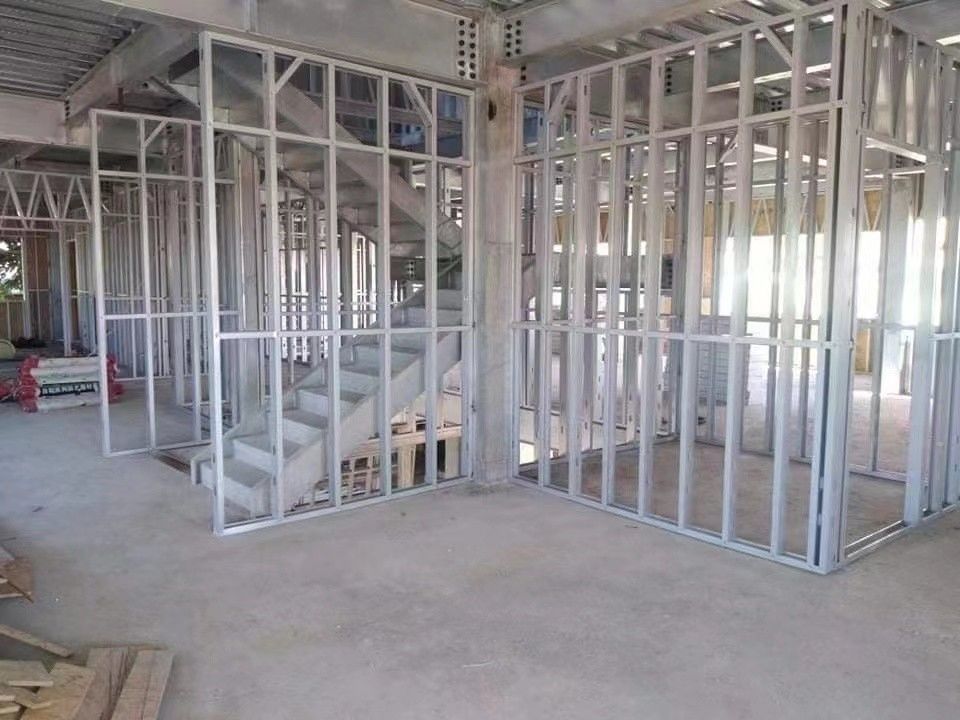 عزل الصوت السقف المنحدر فيلا متعددة الطوابق الحديد الخفيف المقياس منزل للمستشفى
